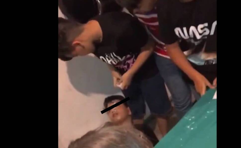 Video Niño finge desmayo en su cumpleaños, mamá lo golpea