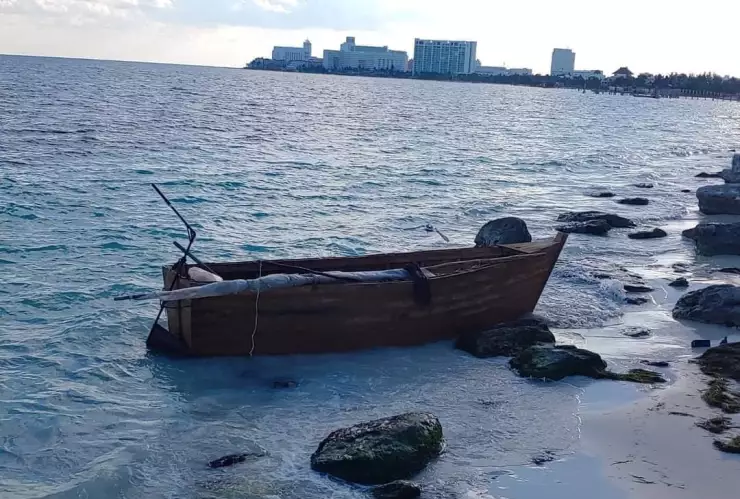 bote abandonado en Playa Tortugas