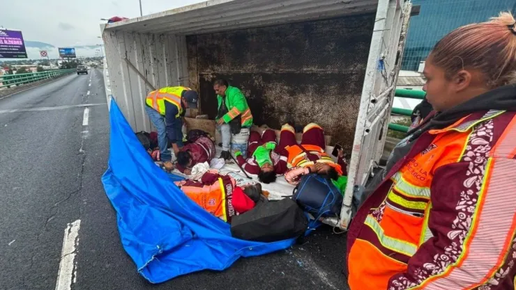 Camioneta de trabajadores de limpia vuelca cerca de San Jerónimo