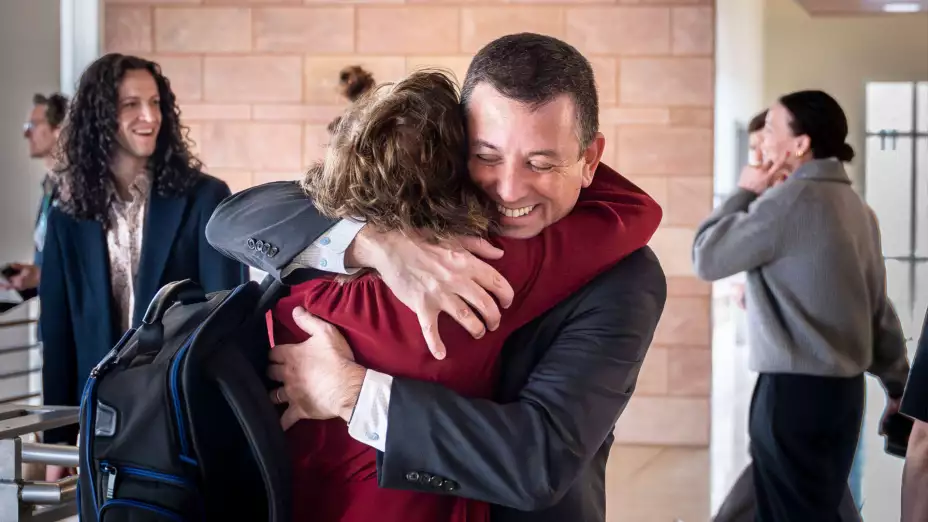 El litigante civil David Ackerman festeja decisión contra Meta.