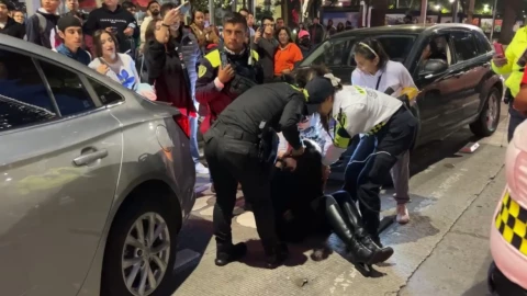 VIDEO: Mujer intenta atropellar a policías durante operativo en Paseo de la Reforma