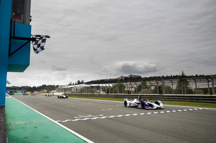 Algunos pilotos intentaron rebasar al británico en la última curva, pero no tuvieron éxito.