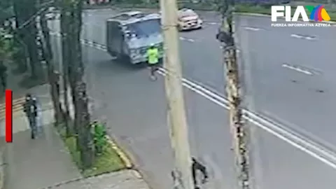 Microbús en Xochimilco atropella trabajador de TV Azteca