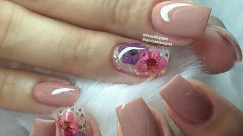 Uñas con relieve