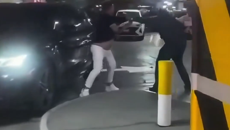 Riña dentro de un estacionamiento en Angelópolis, Puebla