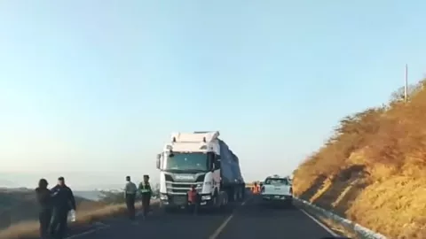 VIDEO: Fuerte accidente deja caos en la desviación Rijo–Tepeojuma en Puebla hoy genera