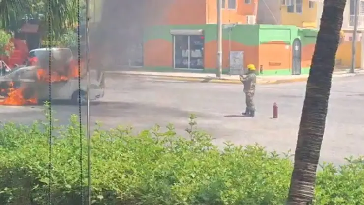 Tráfico en Cancún: ¡AL MOMENTO! Reportan incendio de auto en la avenida La Luna