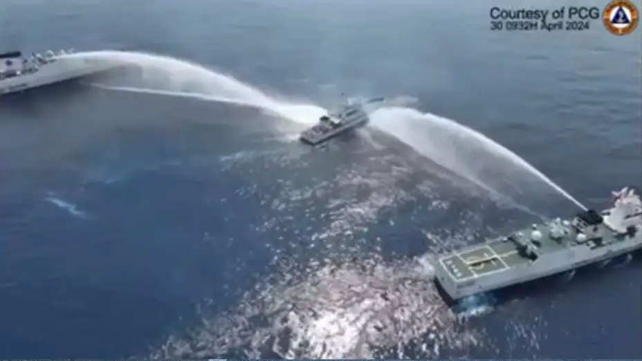 Barco filipino atacado con cañones de agua por barcos chinos.