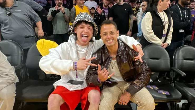 Javier Hernández y Peso Pluma en el partido de los Lakers.