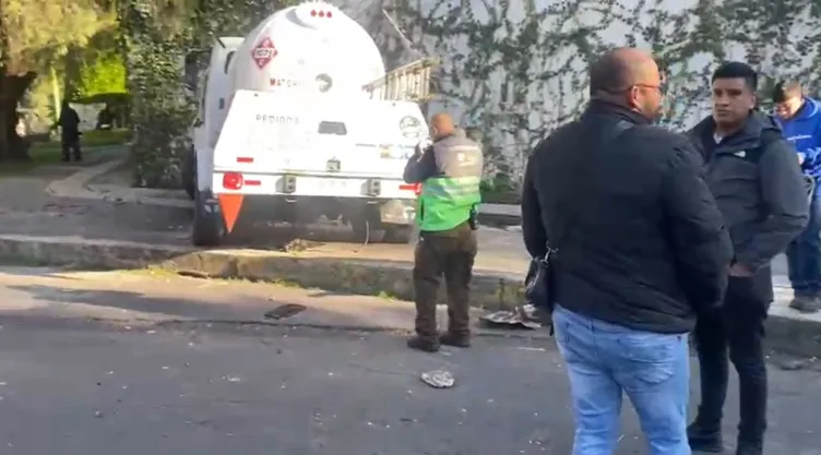 Pipa de gas choca en la CDMX; quedó incrustado en casa de las Lomas de Chapultepec