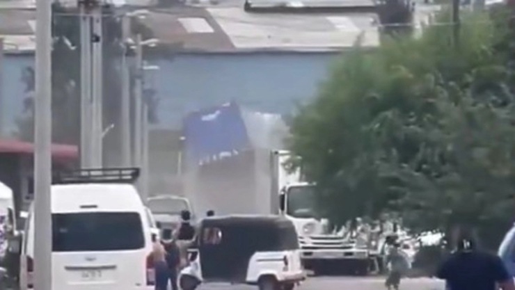 VIDEO_-¡Se-quedó-sin-frenos_-Camión-refresquero-vuelca-en-pendiente-de-El-Salto_-hay-dos-lesionados.webp