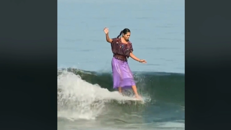 Surfista-mexicana-domina-las-olas-vistiendo-un-huipil-se-hace-viral-Quién-es-Patricia-Ornelas
