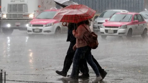 Protección Civil activó la alerta naranja por desplazamiento de nubosidad asociada a lluvias en tres alcaldías de la CDMX.