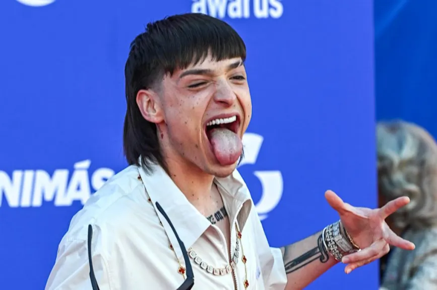 Peso Pluma alfombra roja music awards.jpg