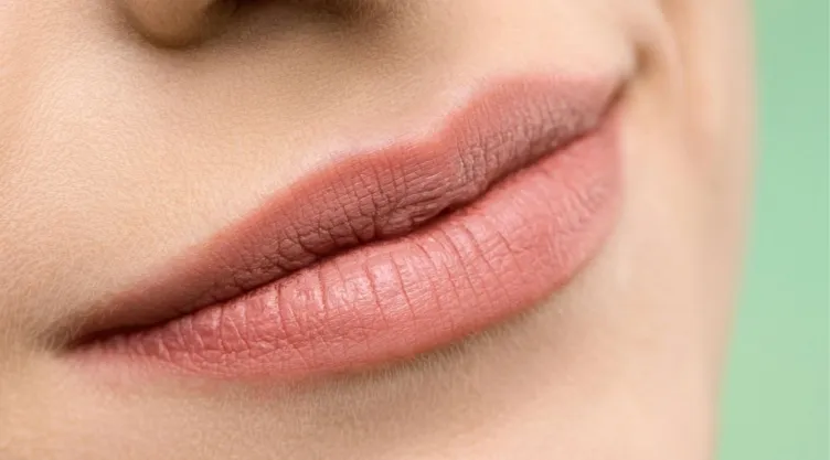 Cómo cuidar tus labios después de los 50 para evitar resequedad en invierno y lucirlos suaves