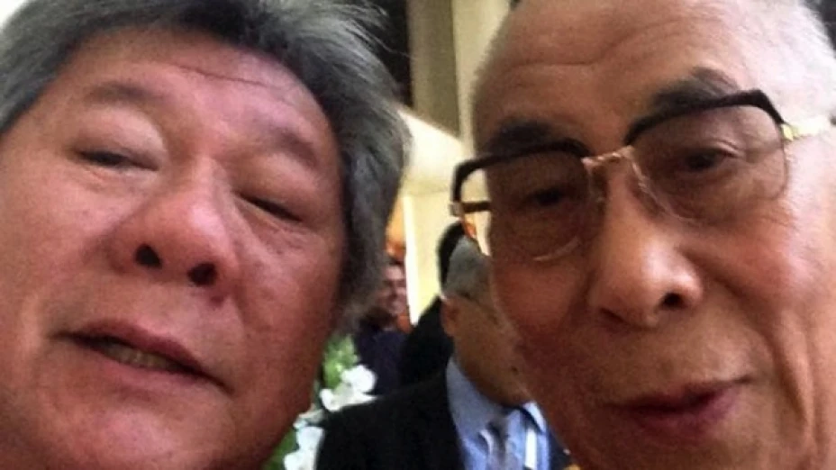 selfiedalailama.jpg