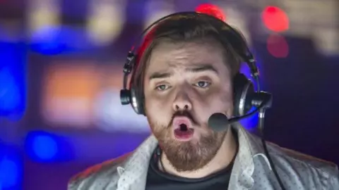 Ibai contesta a periodista