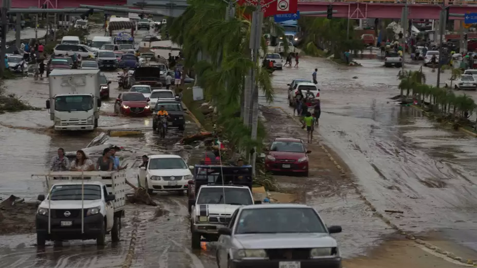 Avenida anegada en Acapulco tras el paso del huracán Otis.