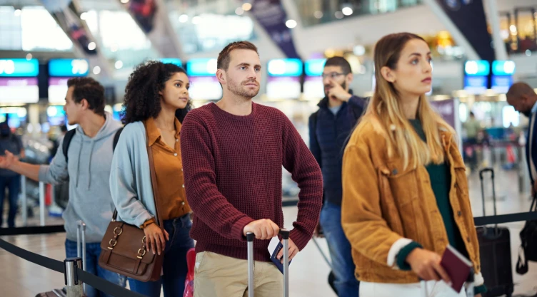 Personas esperan ser atendidas en un aeropuerto