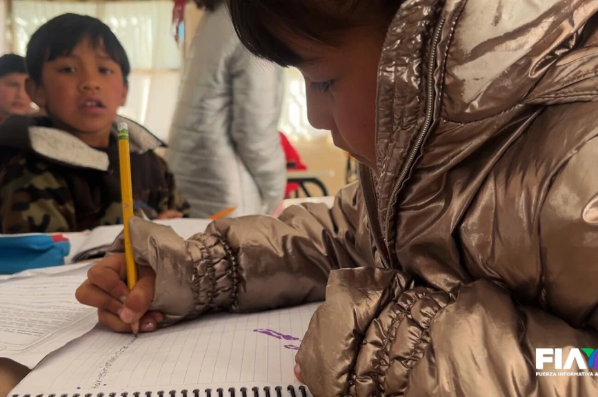 Un menor escribe para seguir aprendiendo pese a las heladas de Durango.