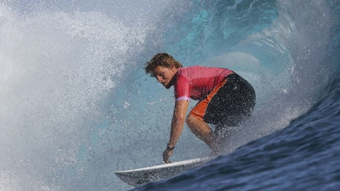 Alan Cleland compitiendo en la Fase 2 del Surf Varonil