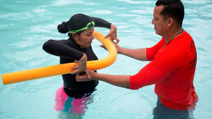 Clases de natación para llegar a Estados Unidos por Río Grande