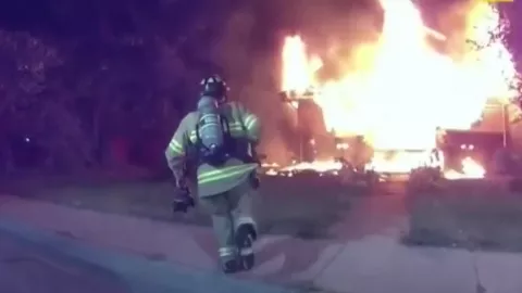 Repartidor de pizzas y ahora héroe; salva a niña de un incendio.