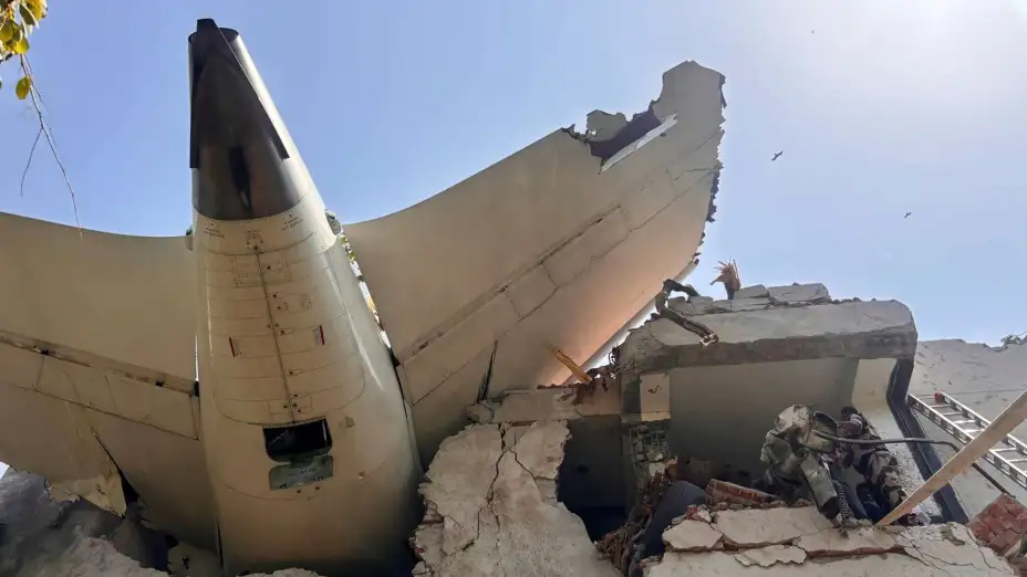 Restos de un avión Boeing 787-8 que se estrelló en India.