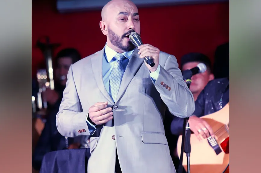 Desde que lanzó su primer álbum El Toro del Corrido en 1995, Lupillo ganó notoriedad. A lo largo de su carrera ha grabado más de 20 álbumes que incluyen éxitos como Despreciado, Amorcito Corazón, Entre copas y botellas y Sufriendo a solas.