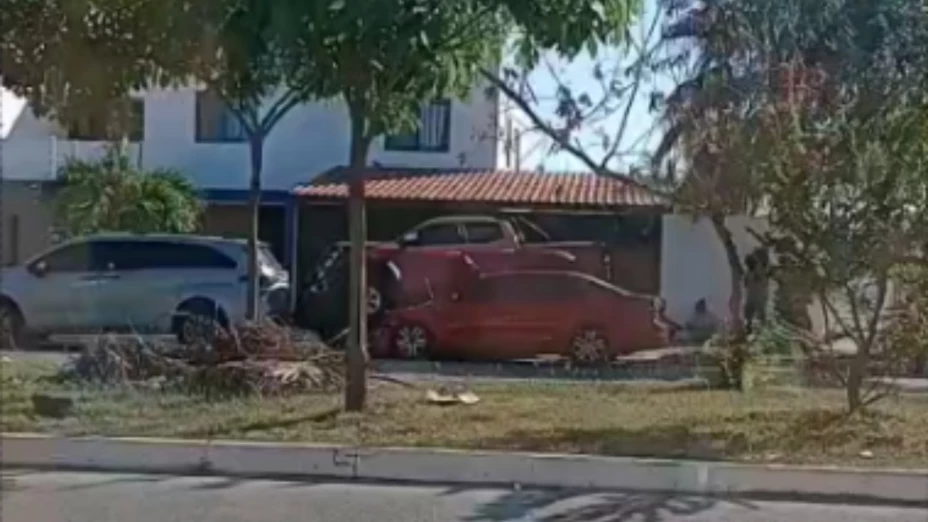 Dormitó al volante y terminó con la camioneta sobre los autos; así fue el FUERTE ACCIDENTE en Los Héroes