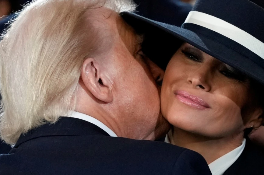 investidura_donald_trump_melania_sombrer_amtibesos