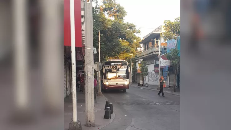 Asaltan camión de la ruta Barrio Pemex en la colonia Pemex mujer resulta herida. .jpg