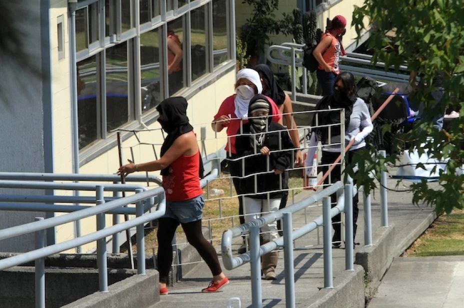 Jóvenes irrumpieron de forma violenta en las instalaciones de la Dirección General del CCH