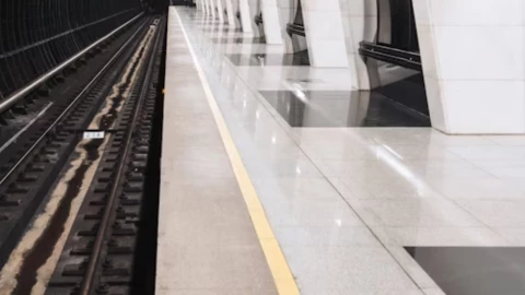 Mujer empuja a adolescente de 13 años a las vías del metro ¡dice que la vio feo!