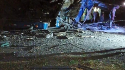 Autobús cae a precipicio