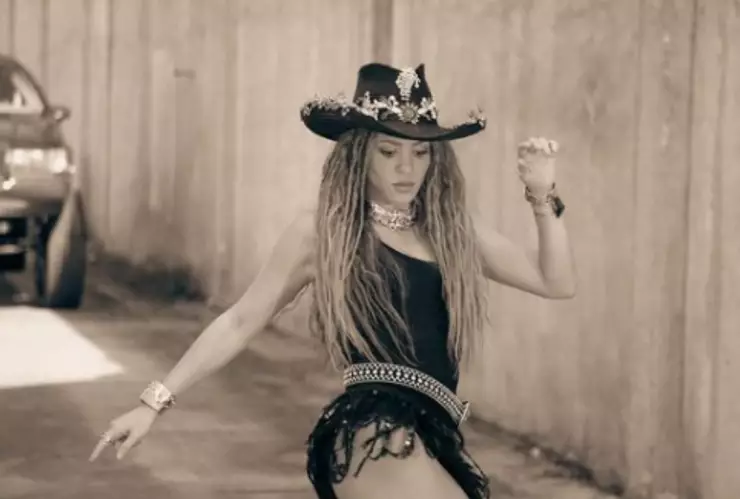 Shakira desató la risa de las redes al compartir su casa de jengibre que se rompió