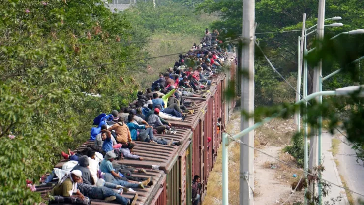 Migrantes centroamericanos viajan en caravana por Juchitán, Oaxaca sobre el tren conocido como La Bestia rumbo a Estados Unidos el 26 de abril de 2019. Imagen: Reuters