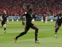 Alphonso Davies celebra en Qatar 2022