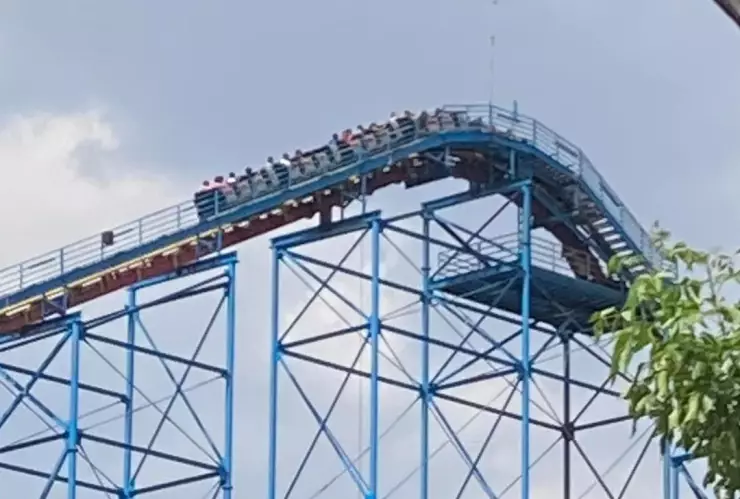 Juego de Six Flags se queda varado con gente abordo
