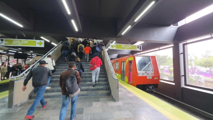 Tren del Metro CDMX en estación.
