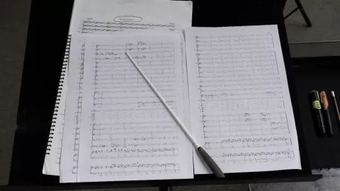 Gerardo Urbán transforma la figura del director de orquesta con conciertos que conectan al público y rompen moldes clásicos.