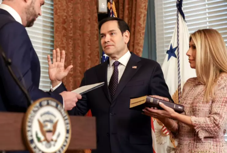 Marco Rubio haciendo el juramento como nuevo secretario de Estado de Estados Unidos.