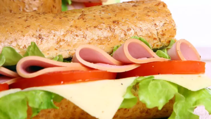 Cliente mata a empleada por demasiada mayonesa en sandwich.