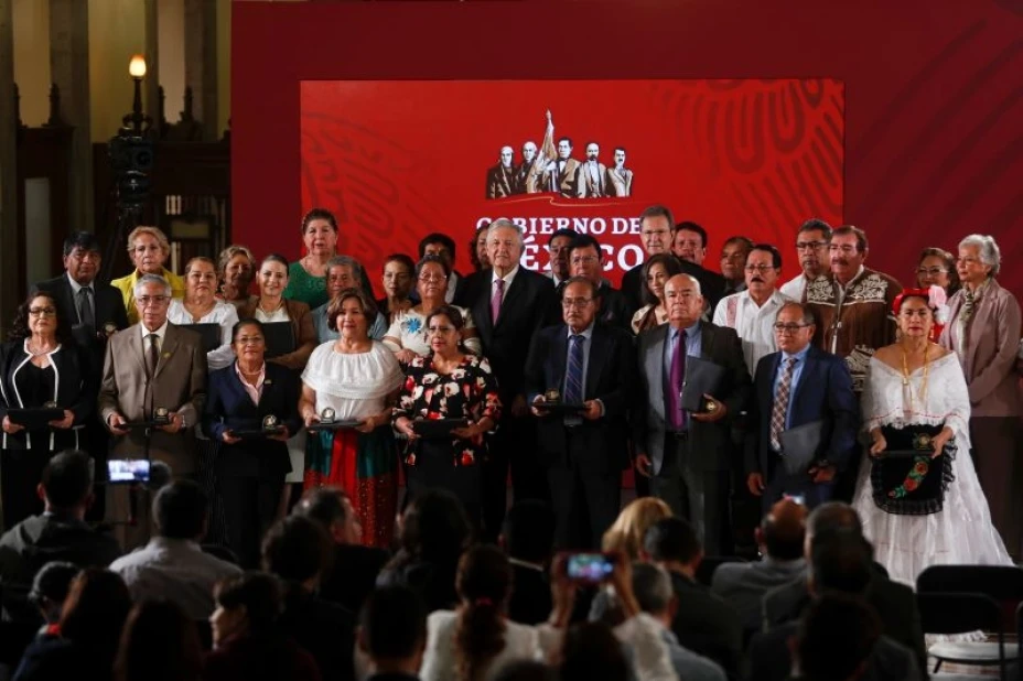 AMLO MAESTROS