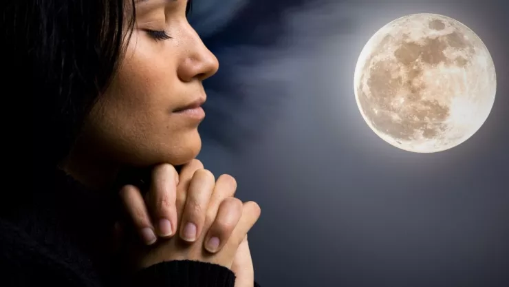 3 actividades espirituales para renovar tu energía durante la Luna Llena de abril, según la IA.jpg