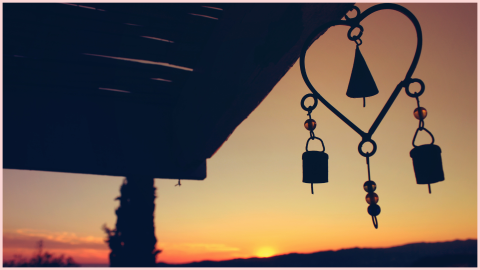 las campanillas de viento se ponen en la entrada de la casa, según el Feng Shui
