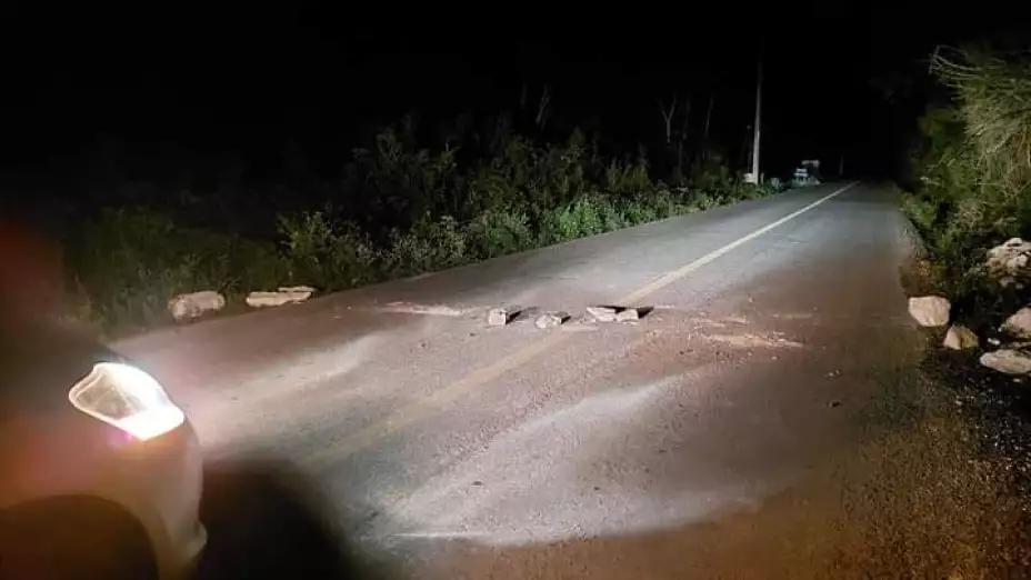 Madrugada con bloqueos carreteros en Tulum (3)