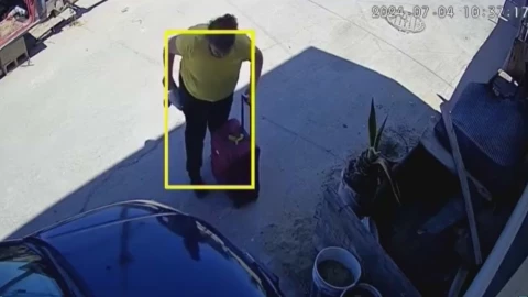 Mujer mete a un niño en una maleta en Tijuana, Baja California