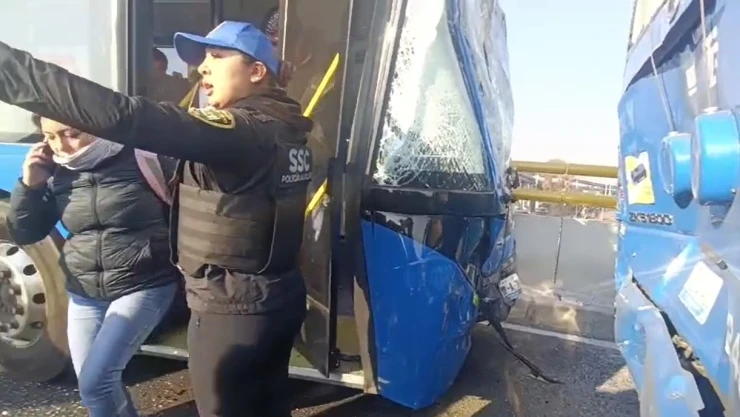 Trolebús Elevado choca en Santa Martha y deja lesionados; conductor se durmió