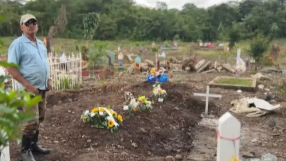 Papá desentierra a su hijo muerto